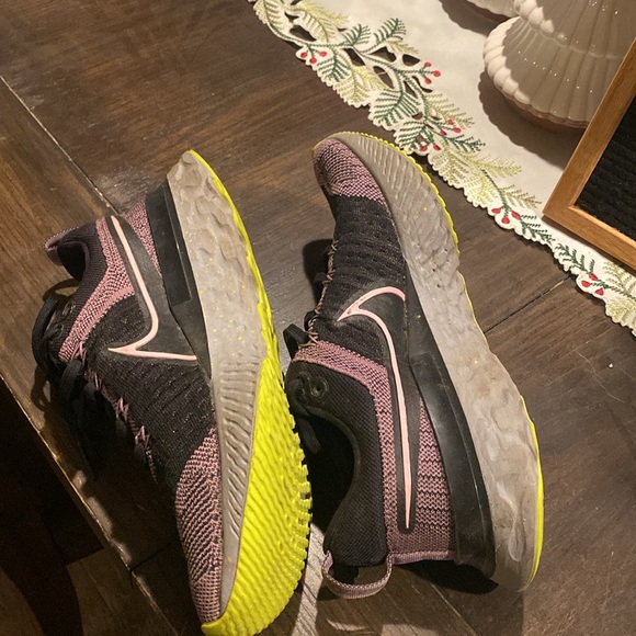 Nike Flyknit Running Shoes - Picture 2 of 4